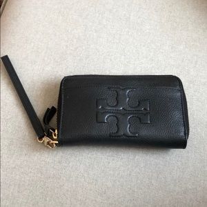 Tory Burch ‘Bombe T’ Zip Smartphone Wristlet